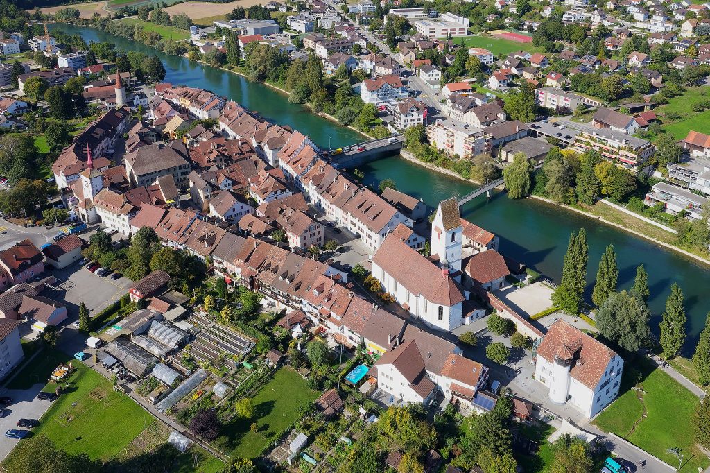 Eine Drohnenaufnahme der mittelalterlichen Altstadt von Mellingen, einer Stadt in der Schweiz.